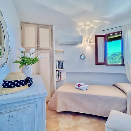 Casa de Férias Three Bedroom Sea View In Cala Granu Shared Pool 200m From The Porto Cervo