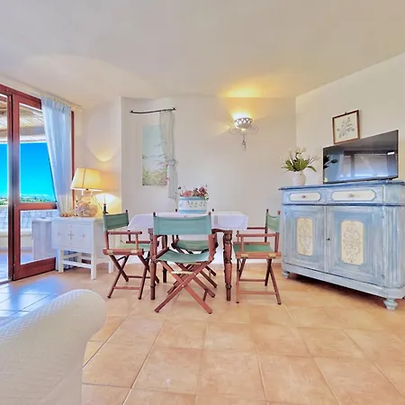 Casa de Férias Three Bedroom Sea View In Cala Granu Shared Pool 200m From The Porto Cervo